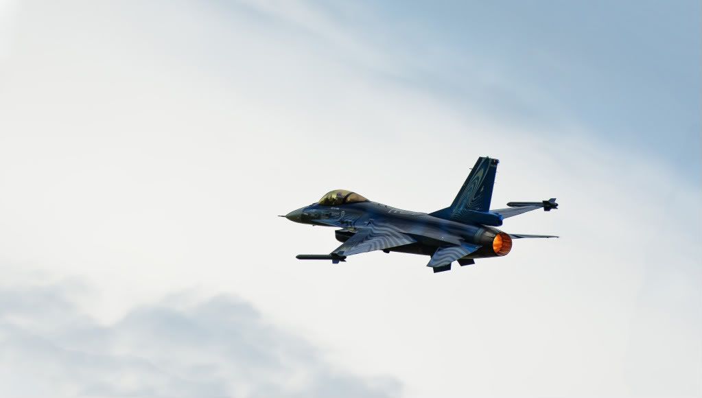 IMAGE: http://i150.photobucket.com/albums/s90/tccustom/F-16-1.jpg
